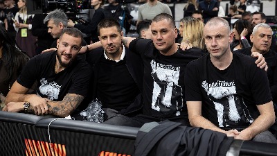 Pavlović, Novica i Lovernj u Areni: Bivši igrači Partizana došli da odaju poštu Vujoševiću (FOTO)