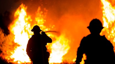 "Trebalo je da nam platite više": Nezadovoljni radnik ZAPALIO fabriku u Americi (VIDEO)