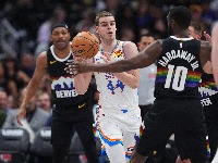 Jokić gledao sjajnu partiju Topića: Dabl-dabl učinak plejmejkera Oklahome u Denveru (VIDEO)