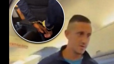 Fudbaler uhapšen zbog bombe: Stavili mu lisice u avionu, putnici ga psovali, nastao potpuni haos (VIDEO)