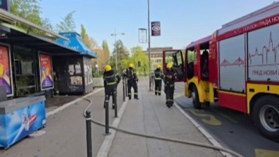 Izbio požar pored autobuskog stajališta u Novom Sadu (VIDEO)