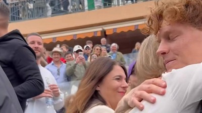 Siner posle titule potrčao u zagrljaj Laili iz Srebrenice: Mnogi su šokirani njihovim pozdravom (VIDEO)