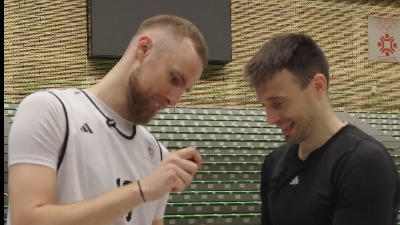 Avramović učio Džananu Musu pravoslavne običaje: Kucali se jajima, evo ko je pobedio (VIDEO)