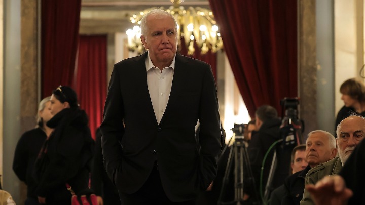 Željko Obradović vidno potresen stigao na komemoraciju Vujoševiću, evo do koga je seo (FOTO)