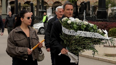 (FOTO/VIDEO) Iznenađenje za sve: Bivši trener FK Zvezda na sahrani Vujoševića, stigao i nekadašnji košarkaš crveno-belih