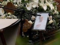 Čast je pripala njima - evo ko je nosio krst, a ko sanduk na sahrani Duška Vujoševića (FOTO/VIDEO)