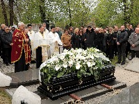Sahranjen Duško Vujošević: Čuveni trener ispraćen uz suze i pesmu "grobara", brojni velikani se oprostili od njega (FOTO/VIDEO)