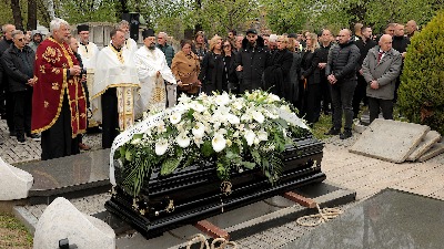 Sahranjen Duško Vujošević: Čuveni trener ispraćen uz suze i pesmu "grobara", brojni velikani se oprostili od njega (FOTO/VIDEO)