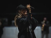 KAKVA SMELOST! Popularna pevačica NAGA NA DRUŠTVENIM MREŽAMA: Fotografija izazvala buru reakcija!