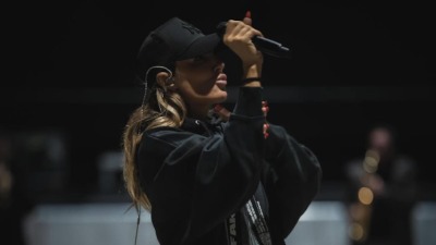 KAKVA SMELOST! Popularna pevačica NAGA NA DRUŠTVENIM MREŽAMA: Fotografija izazvala buru reakcija!