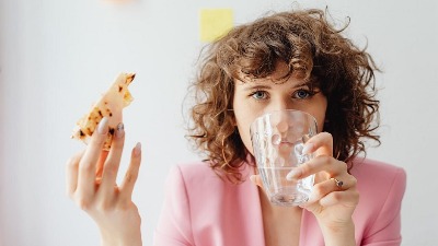 NAVIKA KOJU SVI IMAMO: Da li je greška piti vodu uz obrok? 