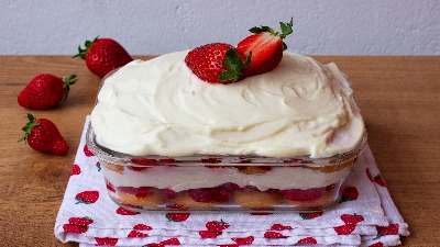 Kolač s jagodama, mileramom i piškotama gotov za 10 minuta: Kremasta rapsodija ukusa 