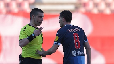 Bura na utakmici Zvezde: Isključen igrač Vojvodine, igrači opkolili sudiju (VIDEO)