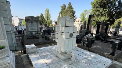 Tužna slika večne kuće našeg omiljenog glumca: Bez cveća, bez sveća, bez poseta