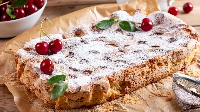 Kolač sa višnjama na šolje koji uvek uspe: Mekan, sočan i gotov bez vage