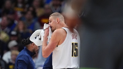 Jokić krvav izašao sa terena: Morao je na klupu posle udarca Edvardsa (VIDEO)