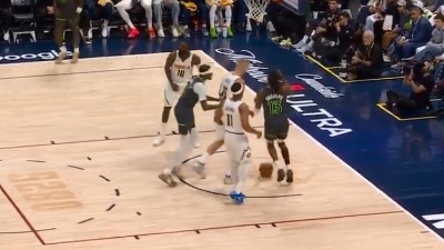 Podmukao potez igrača Minesote: Iz nemoći gurnuo Jokića u publiku, Gordon skočio da brani Srbina (VIDEO)