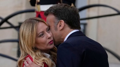 NEPRIJATNO Makron poljubio Meloni - njena reakcija sve otkrila (VIDEO)