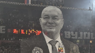 (FOTO/VIDEO) Lik Duška Vujoševića preko cele tribine: Pogledajte šta su navijači Partizana pripremili u čast legendarnog trenera