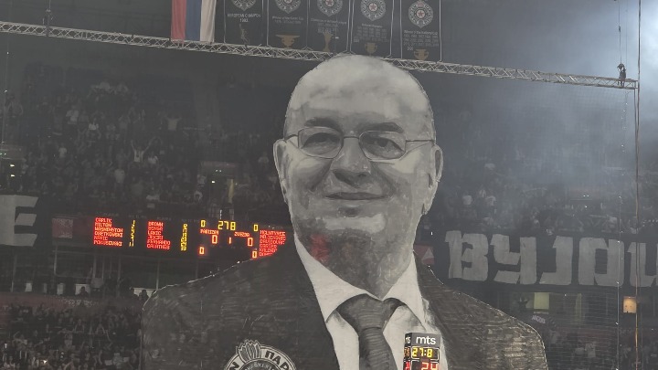 (FOTO/VIDEO) Lik Duška Vujoševića preko cele tribine: Pogledajte šta su navijači Partizana pripremili u čast legendarnog trenera
