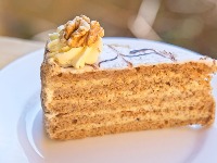 Esterhazi torta - čuveni mađarski desert: Raskošna i sočna poslastica koja obara s nogu