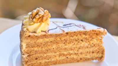 Esterhazi torta - čuveni mađarski desert: Raskošna i sočna poslastica koja obara s nogu