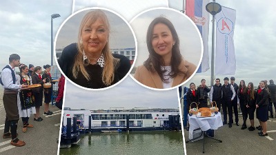 DIREKTNO na otvaranju nautičke sezone u Zemunu: Uplovio kruzer "Viktorija" - turisti dočekani na tradicionalni srpski način - uz rakiju, pogaču i so (VIDEO) 
