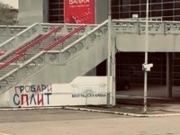 Uvertira pred derbi: "Delije" prozvale "grobare" natpisima na Areni (FOTO/VIDEO)