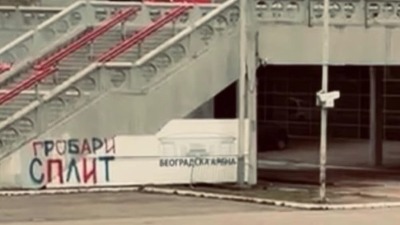 Uvertira pred derbi: "Delije" prozvale "grobare" natpisima na Areni (FOTO/VIDEO)