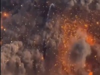 PAKAO NA ZEMLJI Stravični snimci raketnog napada na iransku bazu (VIDEO)