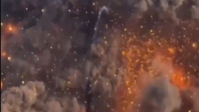 PAKAO NA ZEMLJI Stravični snimci raketnog napada na iransku bazu (VIDEO)