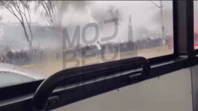Incident u autobusu pred "večiti" derbi: Razbijeno staklo na vozilo na Novom Beogradu (VIDEO)