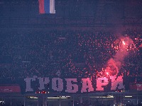 "Grobari" bacali topovske udare na tribinu gde su bila mala deca? Devojčica uplakana otišla u hodnik Arene