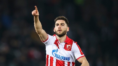 Fudbaler Crvene zvezde došao na derbi da bodri košarkaše crveno-belih (VIDEO)