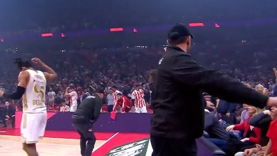 Potpuni haos u finišu derbija: Košarkaši Partizana zasuti predmetima, nastradao i Moneke, letela i patika?!