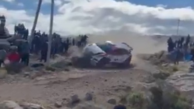 (UZNEMIRUJUĆI VIDEO) Automobil izleteo sa reli staze, jedna osoba poginula, dvoje teško povređeno