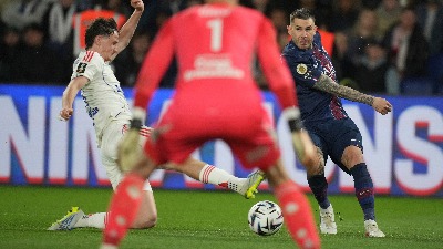 Golman Liona odbranio penal tako što ga je lopta pogodila u nezgodno mesto (FOTO/VIDEO)