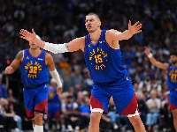 Ovaj čovek može sve! Pogledajte maestralan koš Nikole Jokića - levom rukom (VIDEO)