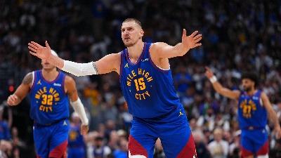 Ovaj čovek može sve! Pogledajte maestralan koš Nikole Jokića - levom rukom (VIDEO)