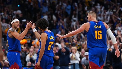 Sa parkinga - nestvarna trojka Jokićevog saigrača u poslednjoj sekundi prvog poluvremena (VIDEO)