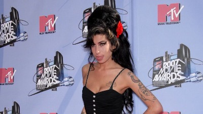 Otac Ejmi Vajnhaus izgubio na sudu: Tužio njene prijateljice za neovlašćenu prodaju njenih stvari