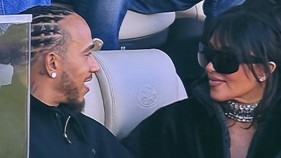 Kim Kardašijan u tesnom surferskom odelu, Hamilton ne skida ruke sa nje: Par uhvaćen kao sav normalan svet (FOTO/VIDEO)