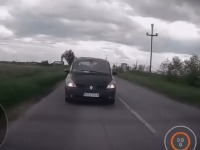 ZA DLAKU izbegnut sudar: Vozač-samoubica kod Žablja (VIDEO)