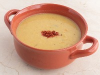 Kremasta bela pileća čorba sa povrćem – kompletan ručak u jednoj činiji