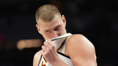 (VIDEO) Jokić besneo na saigrače tokom utakmice, pogledajte kako je vikao sa klupe dok se Denver raspadao na terenu