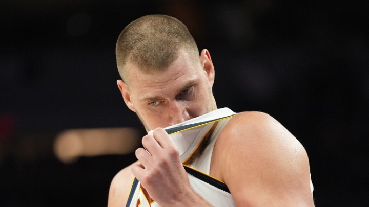 (VIDEO) Jokić besneo na saigrače tokom utakmice, pogledajte kako je vikao sa klupe dok se Denver raspadao na terenu