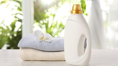 Genijalan trik hotelskih sobarica: Sipajte omekšivač na prozor u zoru – rezultat će vas iznenaditi