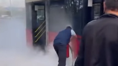 DRAMA na Bežanijskoj kosi: Zapalio se autobus (VIDEO)