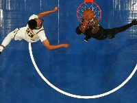 Prozivao igrače Denvera da ne igraju odbranu, pa zakucao za pobedu i stezao mišiće ispred Jokića (VIDEO)