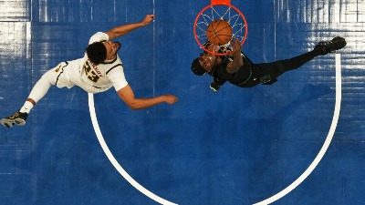 Prozivao igrače Denvera da ne igraju odbranu, pa zakucao za pobedu i stezao mišiće ispred Jokića (VIDEO)